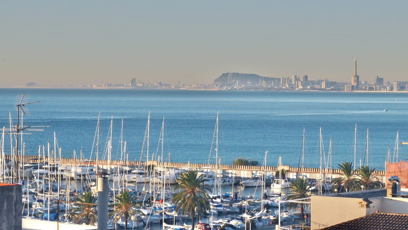 Vista des d'iMES Maresme cap al mar i l'skyline de Barcelona